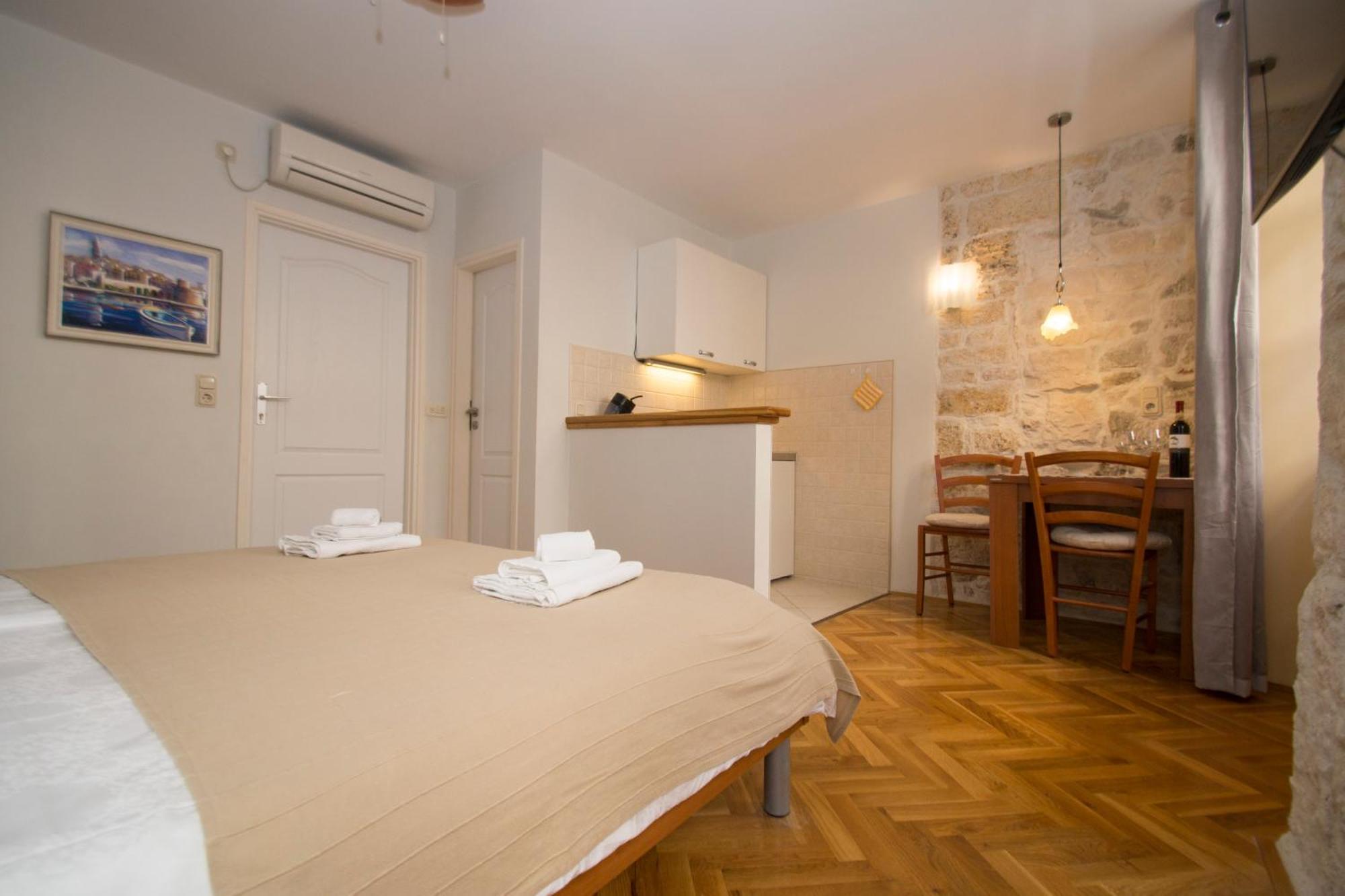Old Town Apartments กอร์จูลา ภายนอก รูปภาพ